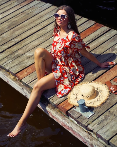 Royalfashion Czerwona damska sukienka z kolorowym kwiecistym wzorem