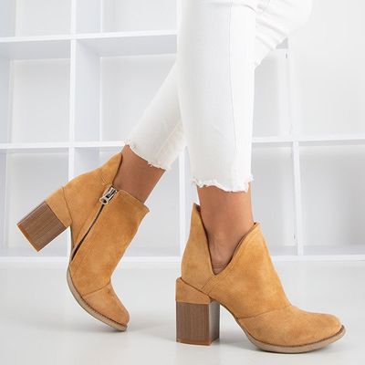 Royalfashion Jasnobrązowe damskie botki na słupku z wycięciami Cintura