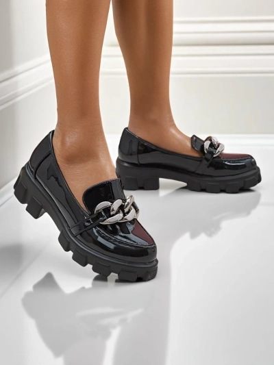 Ženski loafer čevlji Hera Nero iz lakiranega eko usnja z verižico, pomlad
