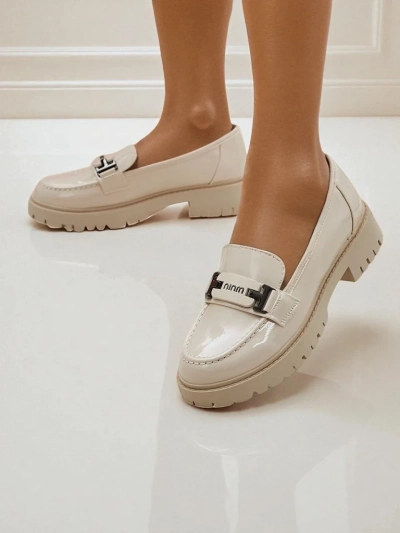 Ženski loafers Atena bež z ravno peto iz ekološkega usnja