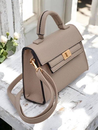 Royalfashion Eleganten mali ročni torbici za ženske, tip: torbica. Eleganten, mali ročni torbici za ženske, opremljen z magnetskim zapiranjem. Ima snemljiv, prilagodljiv trak, ki omogoča udobno nošenje na različne načine. Popoln za večerne izhode ali pose