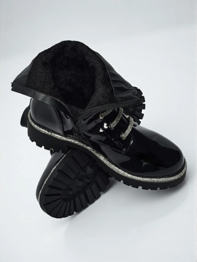 Lakirani ženski gležnarji s vezalkami Fjorra