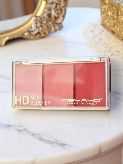 Paleta treh odtenkov mat rdečila za lica v barvi Wine Rose