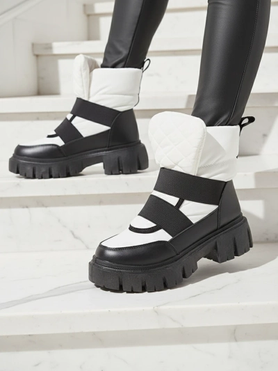 Royalfashion Buty a'la śniegowce damskie na płaskiej podeszwie w kolorze czarno- białym Ferory