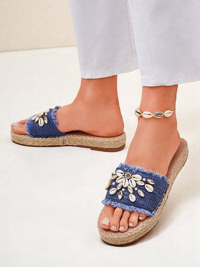 Poletni natikači Royalfashion Calista – svetlo modri s školjkami na ravnem podplatu