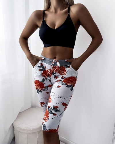 Royalfashion Białe spodenki damskie 3/4 w czerwone kwiaty PLUS SIZE