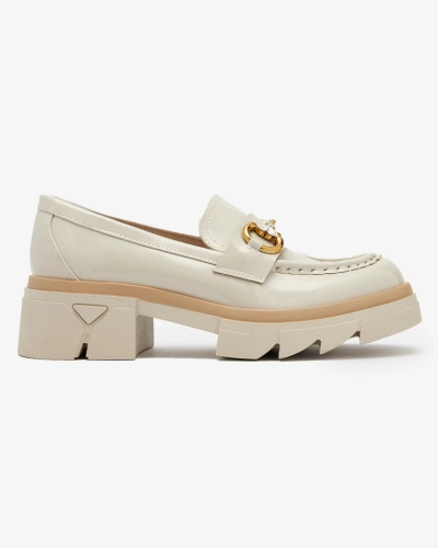 Royalfashion Lakierowane beżowe damskie mokasyny z kryształkami Inriw