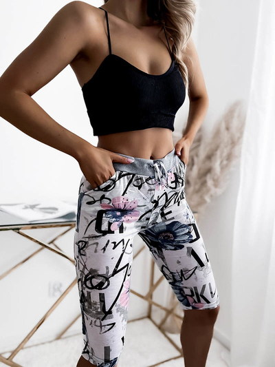 Royalfashion Biało- niebieskie spodenki damskie 3/4 z printem PLUS SIZE