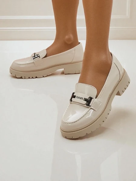 Ženski loafers Atena bež z ravno peto iz ekološkega usnja