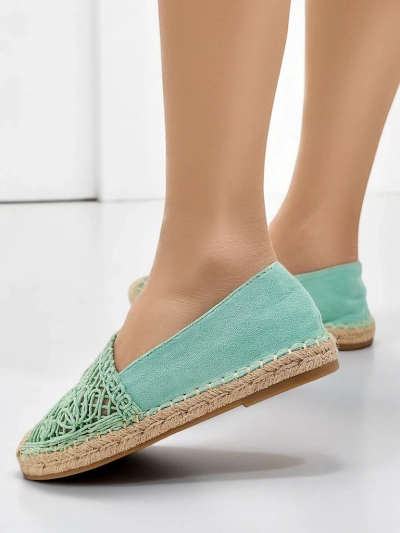 Royalfashion Ženske espadrile Verela so izdelane iz prijetnega ekološkega velurja in tkaninskega podplata. Ravna podloga, okrašena z jutenim vrvico, zagotavlja udobje. Popoln dodatek k poletnim obla?