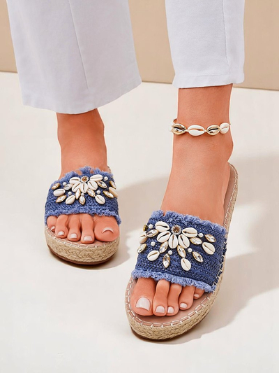 Poletni natikači Royalfashion Calista – svetlo modri s školjkami na ravnem podplatu