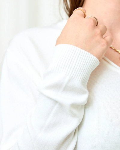 Royalfashion Bel ženski pulover s srčnim izrezom