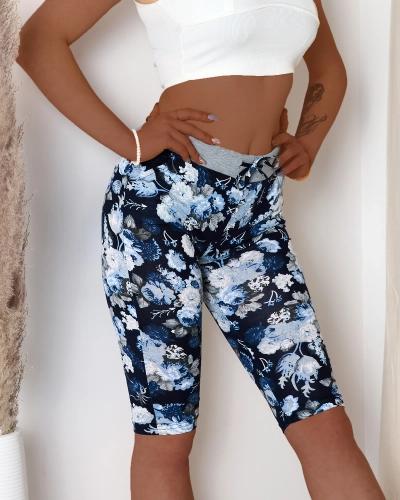 Royalfashion Niebieskie damskie spodenki 3/4 z kwiatowym wzorem PLUS SIZE