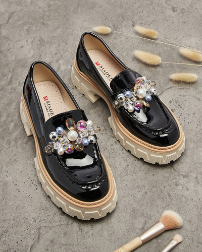 Royalfashion Czarne lakierowane mokasyny damskie z ozdobą Leliab
