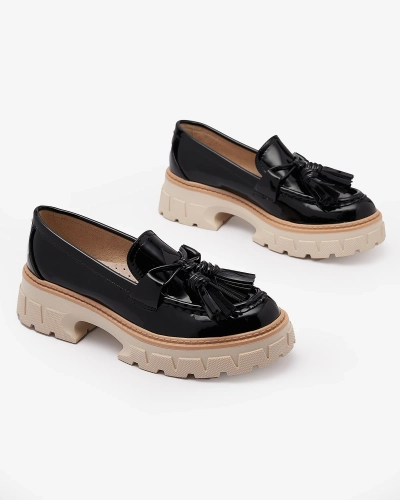 Royalfashion Czarne lakierowane mokasyny damskie z frędzelkami Kaipo