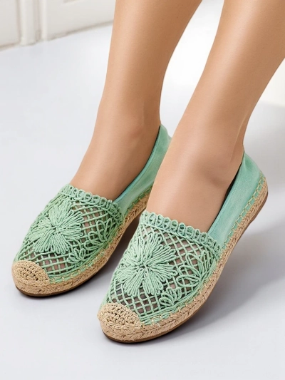 Royalfashion Ženske espadrile Verela so izdelane iz prijetnega ekološkega velurja in tkaninskega podplata. Ravna podloga, okrašena z jutenim vrvico, zagotavlja udobje. Popoln dodatek k poletnim obla?