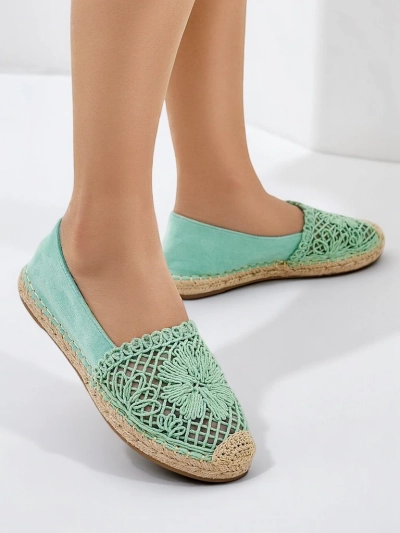 Royalfashion Ženske espadrile Verela so izdelane iz prijetnega ekološkega velurja in tkaninskega podplata. Ravna podloga, okrašena z jutenim vrvico, zagotavlja udobje. Popoln dodatek k poletnim obla?