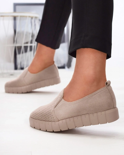Royalfashion Ażurowe damskie pudrowe tenisówki slip on Cegeti