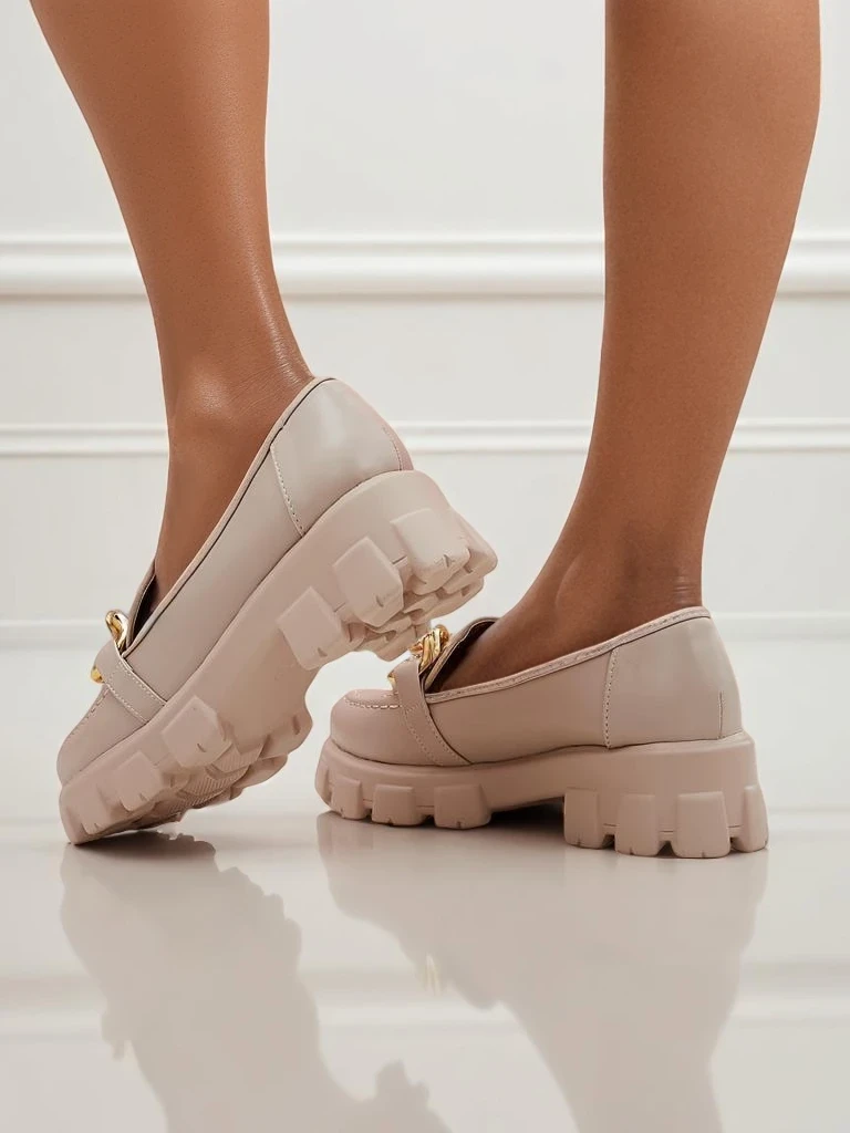 Ženski bež loafer čevlji Callista z verigo, ravna peta, eko usnje