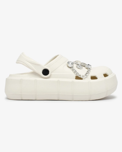 Royalfashion Białe ażurowe damskie klapki z ozdobami z cyrkonii Afuccia