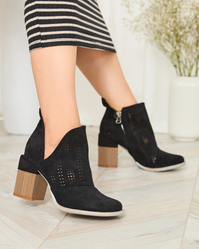 Royalfashion Aglutani škornji z naramnicami v črni barvi Revivela