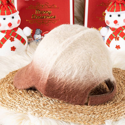 Futrzana czapka z daszkiem w kolorze brązowym - Czapki