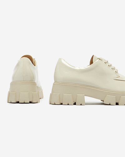 Royalfashion Jasnobeżowe damskie lakierowane półbuty sznurowane Ginara