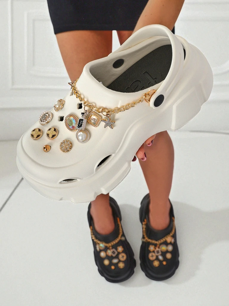 Sandale Caligae Aurelia Bianca z okraski chain v glamur stilu