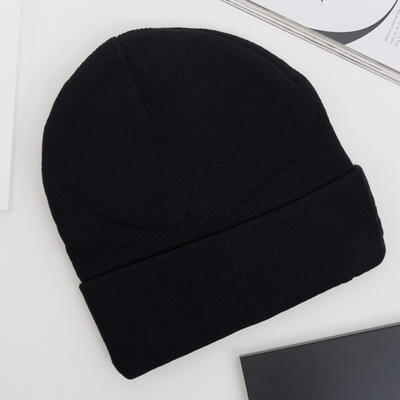 Royalfashion Czarna czapka beanie z naszywką