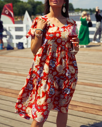 Royalfashion Czerwona damska sukienka z kolorowym kwiecistym wzorem