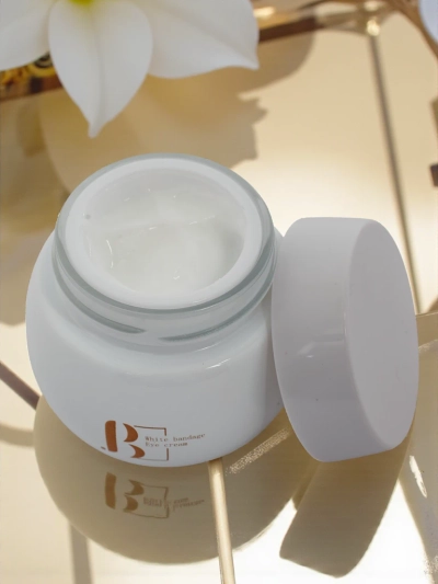 Luxelux White Bandage Vlažilna krema za okrog oči z retinolom