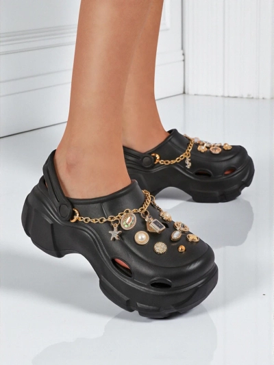 Aurelia Nero – stilski natikači z okraski in verižico, vzdržljivi