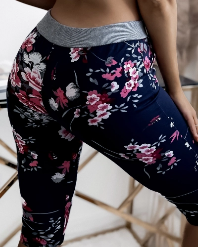 Royalfashion 3/4 ženske kratke hlače mornarsko modre barve z rožnatimi cvetovi PLUS SIZE