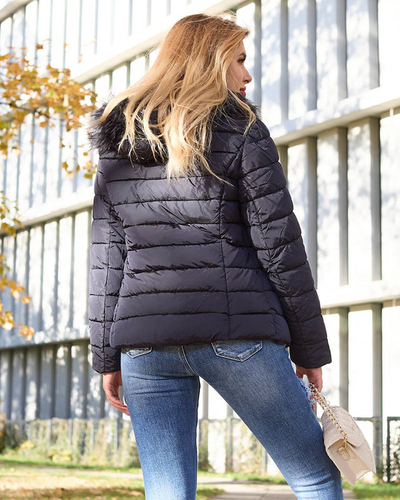 Royalfashion Granatowa damska kurtka pikowana z kapturem i futerkiem