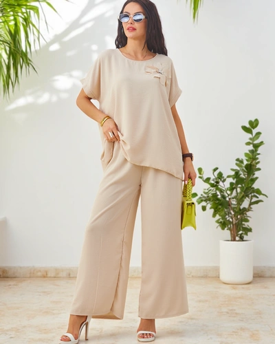 Royalfashion Ženski set s kratkimi rokavi, okrašen s cvetjem, in širokimi hlačami