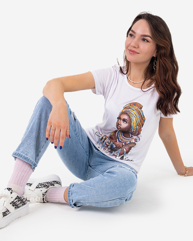 Royalfashion Biały damski t-shirt z kolorowym printem i cekinami