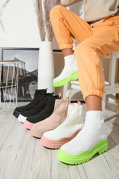 Royalfashion Botki damskie na grubszej podeszwie w kolorze biało- różowym Korlico