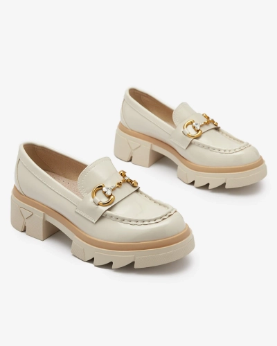 Royalfashion Lakierowane beżowe damskie mokasyny z kryształkami Inriw