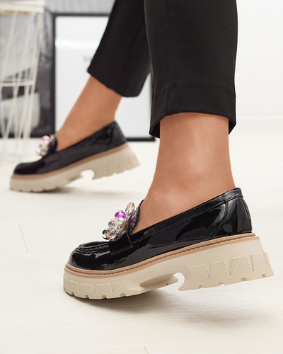 Royalfashion Czarne lakierowane mokasyny damskie z ozdobą Leliab