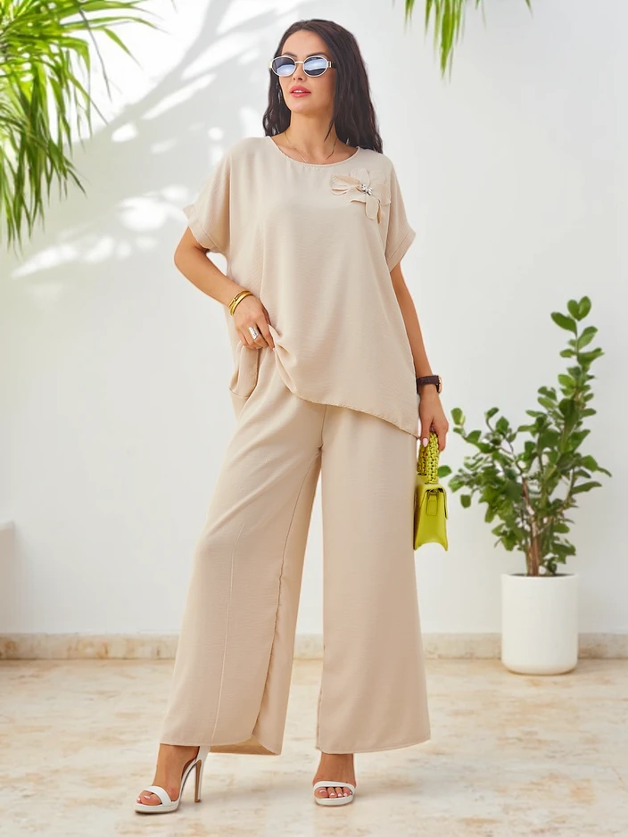 Royalfashion Ženski set s kratkimi rokavi, okrašen s cvetjem, in širokimi hlačami
