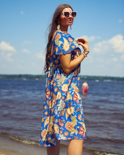 Royalfashion Kobaltowa damska sukienka z kolorowym kwiecistym wzorem