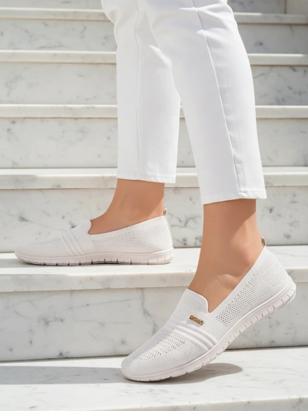 Ženska Obutev Ariadne iz Blaga v Kremni Barvi