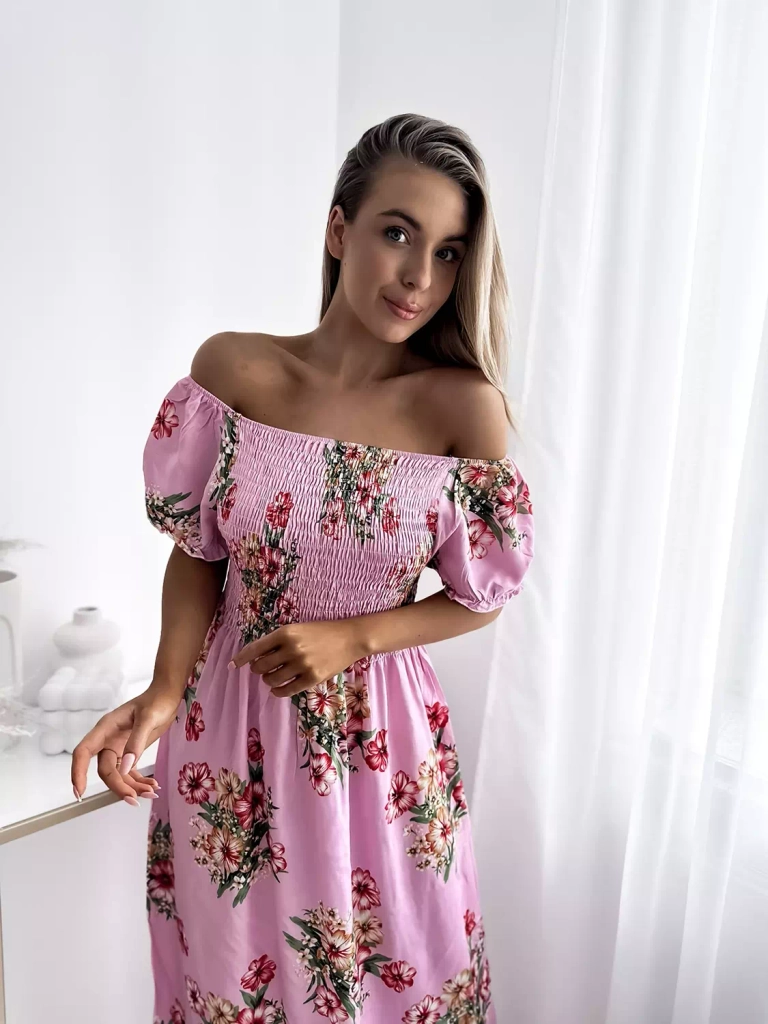 Royalfashion Damska różowa sukienka midi z roślinnym wzorem
