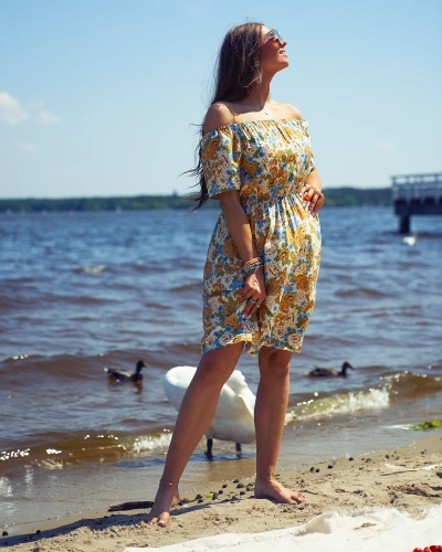 Royalfashion Kwiecista damska sukienka mini a'la hiszpanka w kolorze beżowym