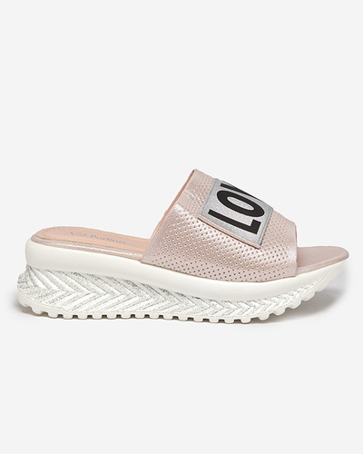 Różowe błyszczące klapki damskie z napisem Sosha- Obuwie