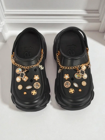 Aurelia Nero – stilski natikači z okraski in verižico, vzdržljivi