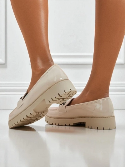 Ženski loafers Atena bež z ravno peto iz ekološkega usnja