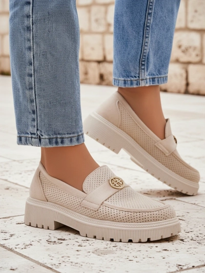 Ženski loaferji Callista bež iz eko-semiša na ravnem podplatu 4 cm