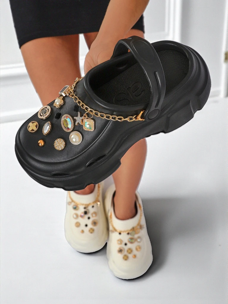 Aurelia Nero – stilski natikači z okraski in verižico, vzdržljivi