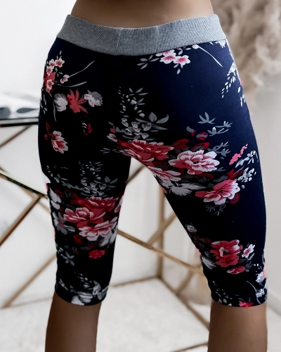 Royalfashion 3/4 ženske kratke hlače mornarsko modre barve z rdečimi cvetovi PLUS SIZE